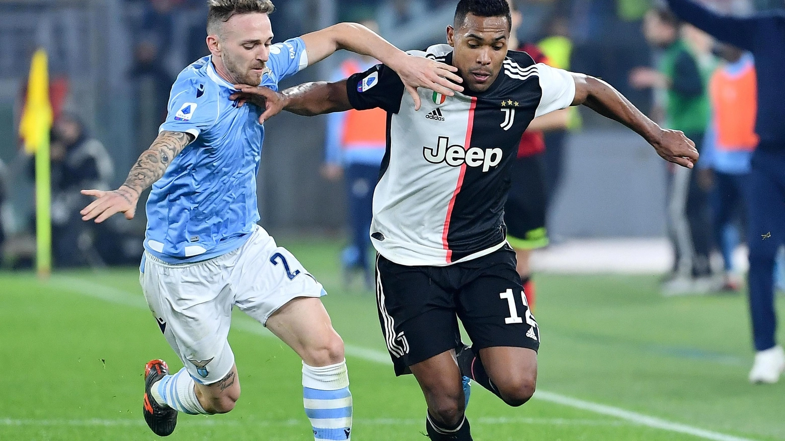 Lazzari contro Alex Sandro in Lazio-Juventus dell'andata (Ansa)
