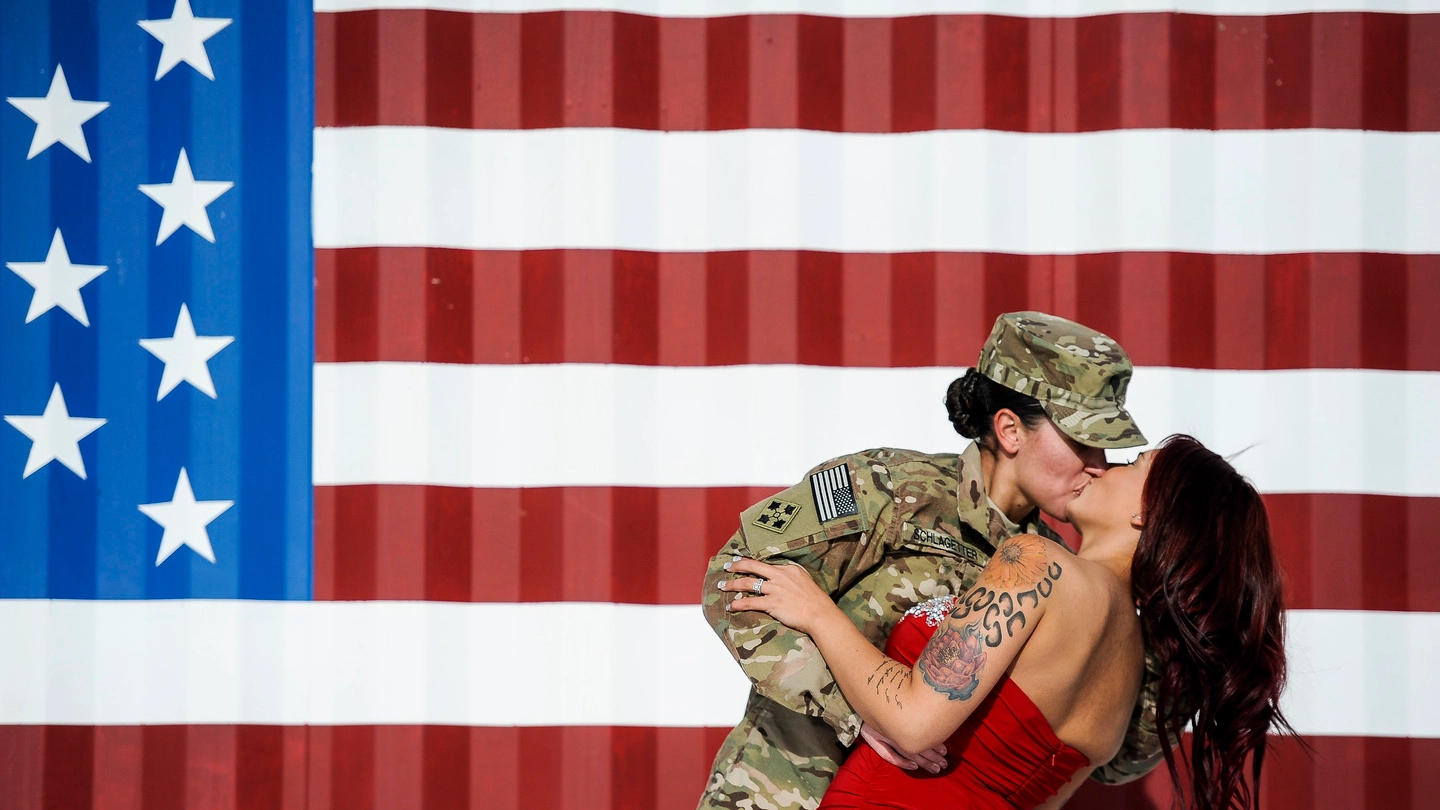 Il bacio tra il soldato Sabryna e la moglie Cheyenne a Fort Carson (Ap)