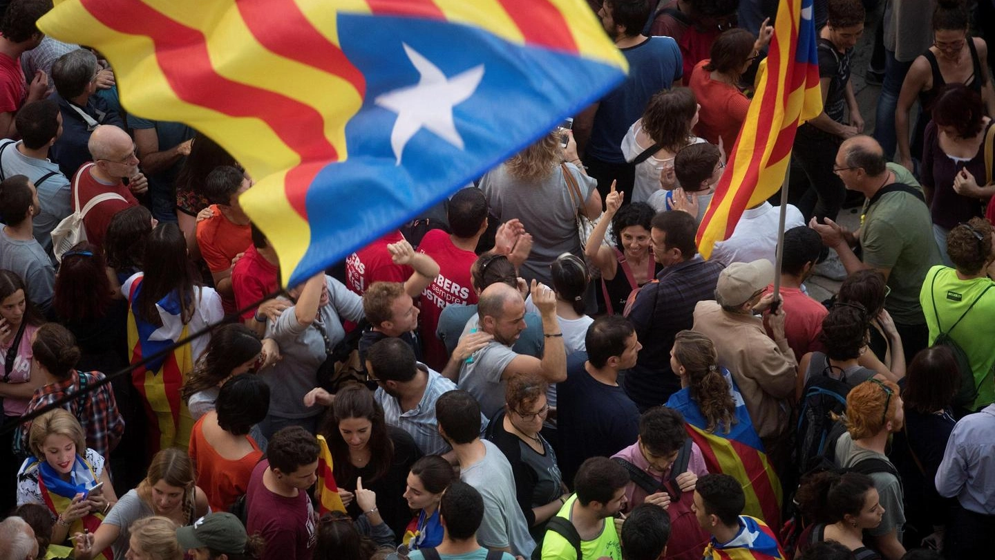 Gente in piazza dopo la dichiarazione d'indipendenza della Catalogna (Ansa)