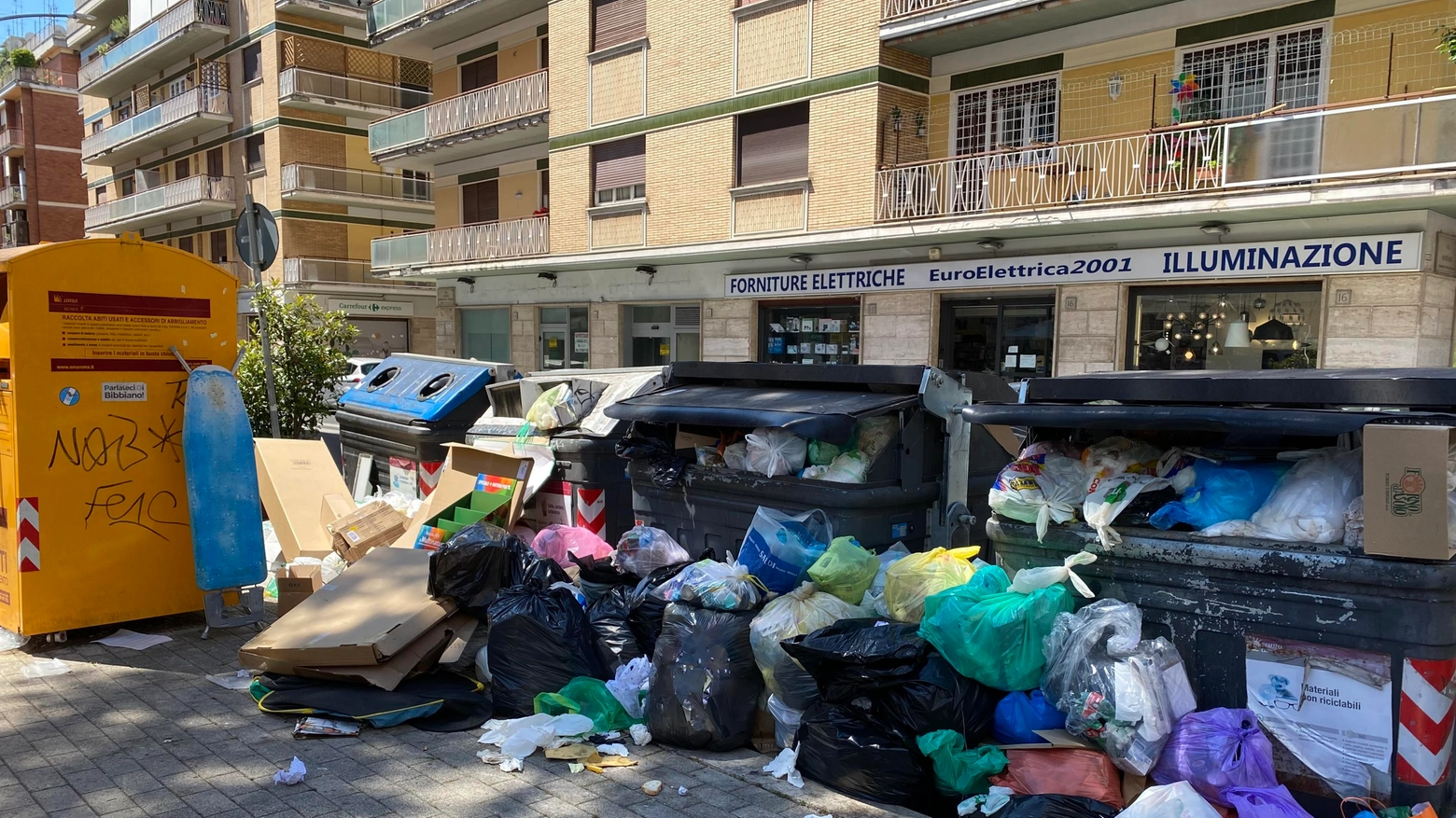 Strada di Roma invasa dai rifiuti