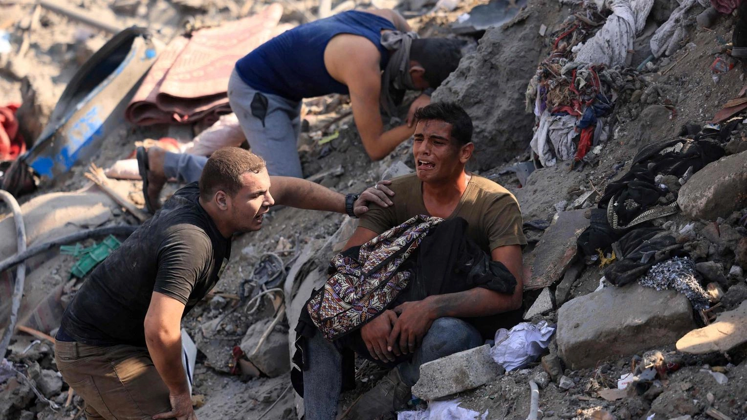 Blitz delle truppe israeliane: "Ora Gaza City è circondata". Bimba italiana tra gli evacuati