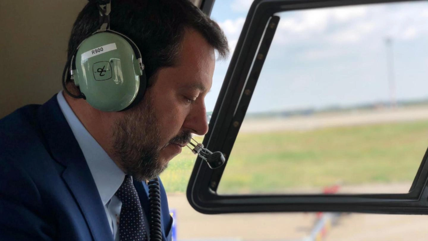 Matteo Salvini a bordo di un velivolo in un'immagine d'archivio (Ansa)