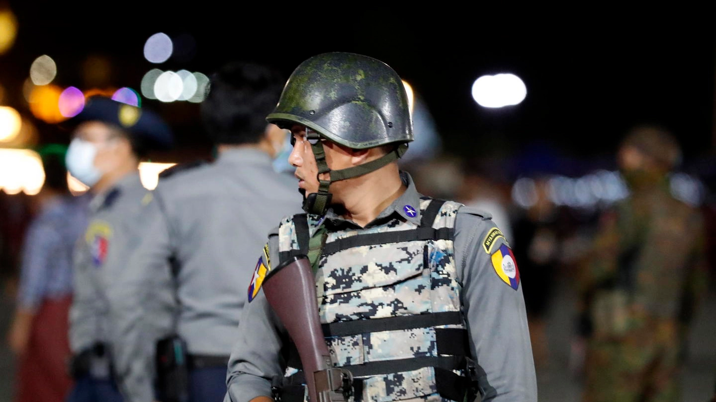 Un poliziotto armato a Yagon, Myanmar