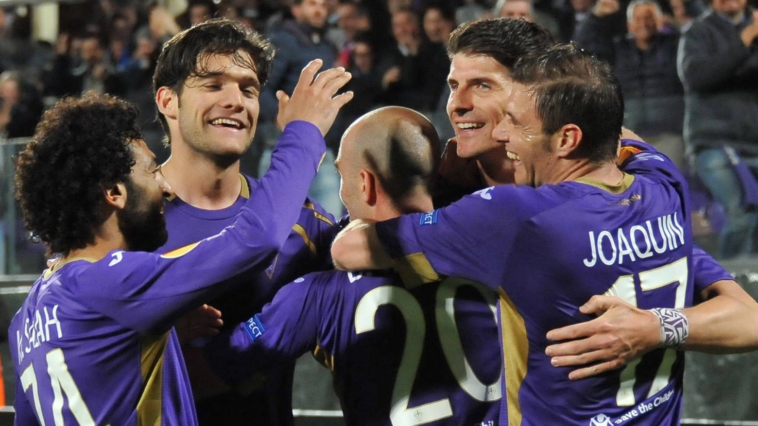 Fiorentina, Gomez abbracciato dai compagni (Ansa)