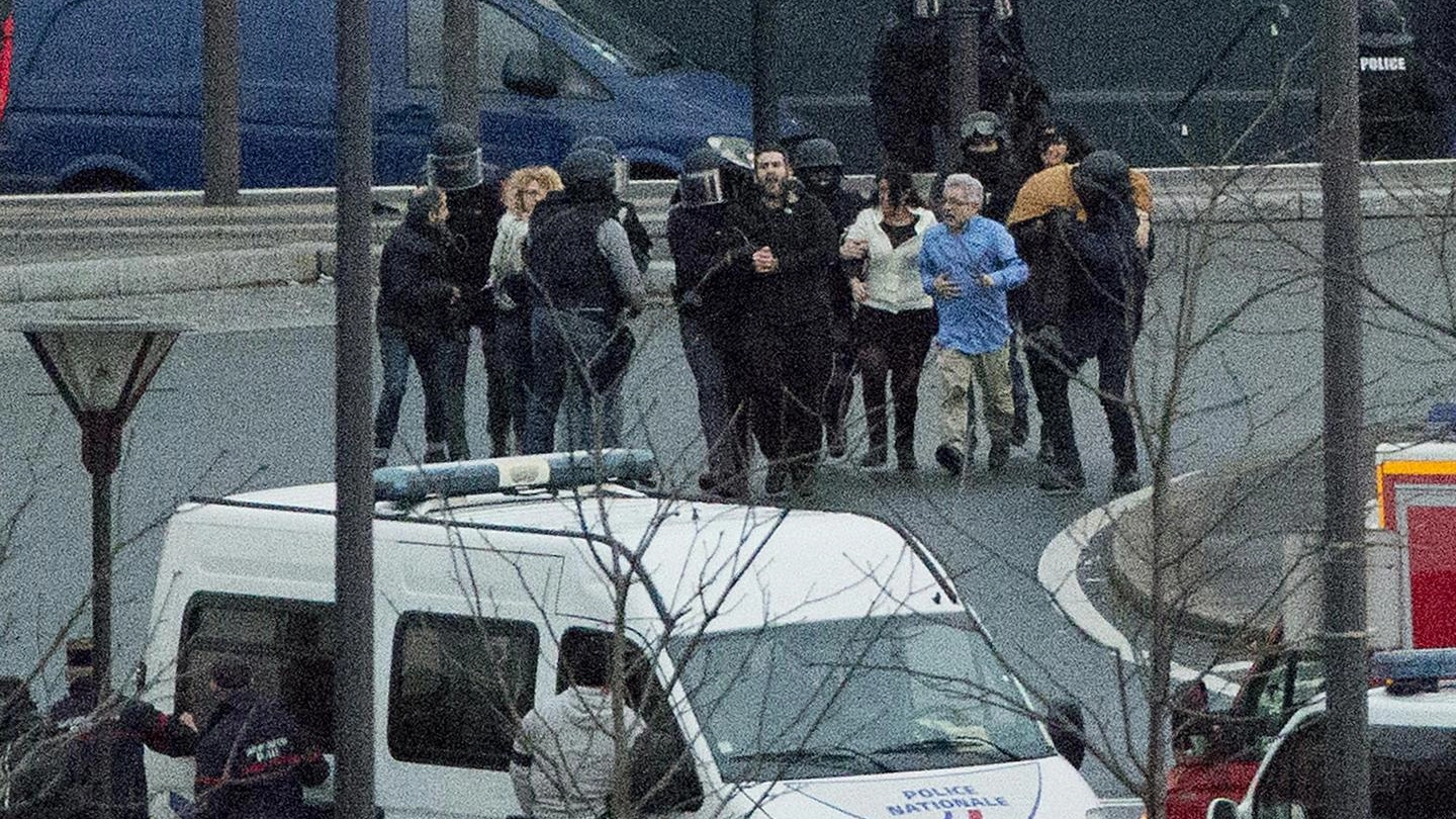 Parigi, gli ostaggi liberati dal negozio kosher (Ansa)