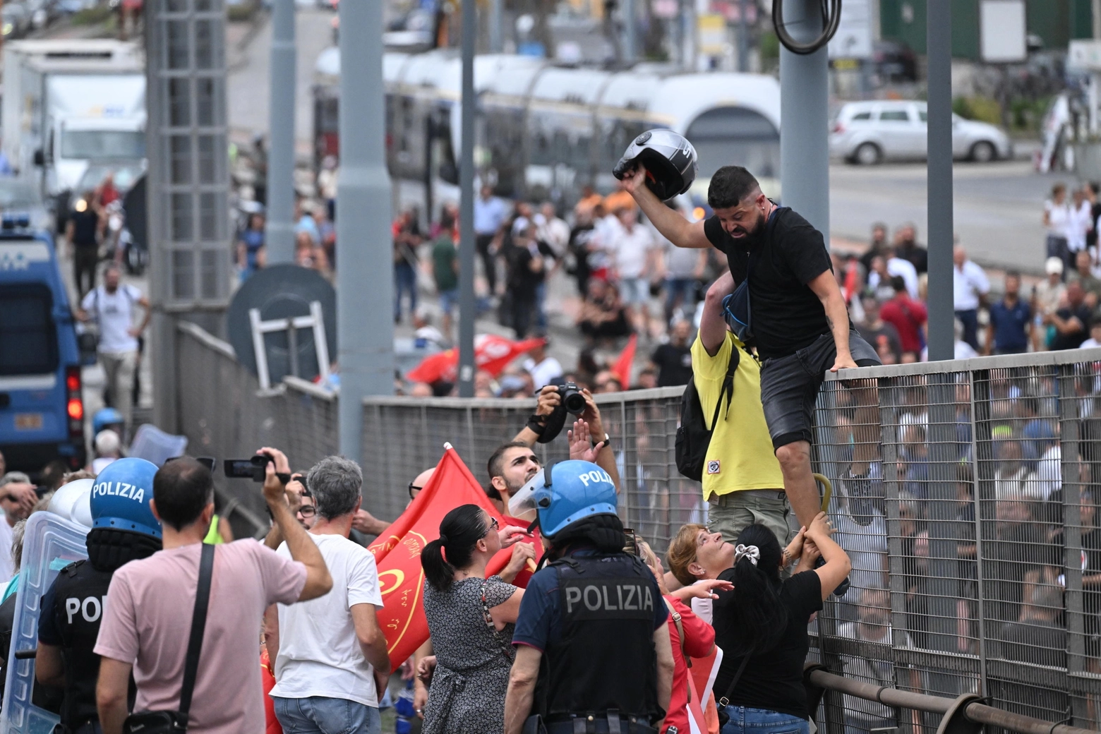 Reddito di cittadinanza, manifestanti forzano cordone polizia, tensione