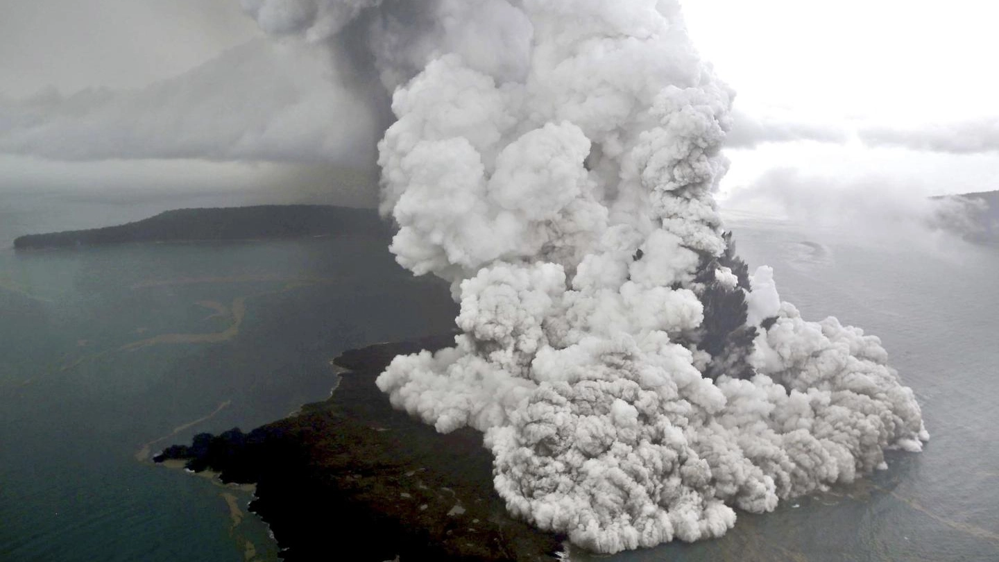 L'eruzione di Anak Krakatau del 23 dicembre (Ansa)