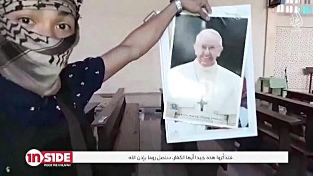 L'Isis minaccia Papa Francesco, un fermo immagine del video (Ansa)