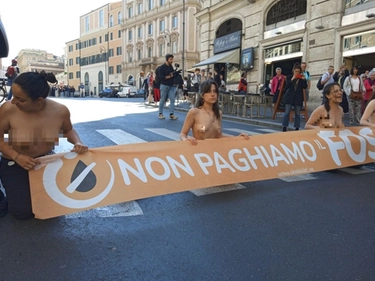 Roma, ambientalisti nudi al Tritone: "Osceno è quanto è accaduto in Emilia" /VIDEO