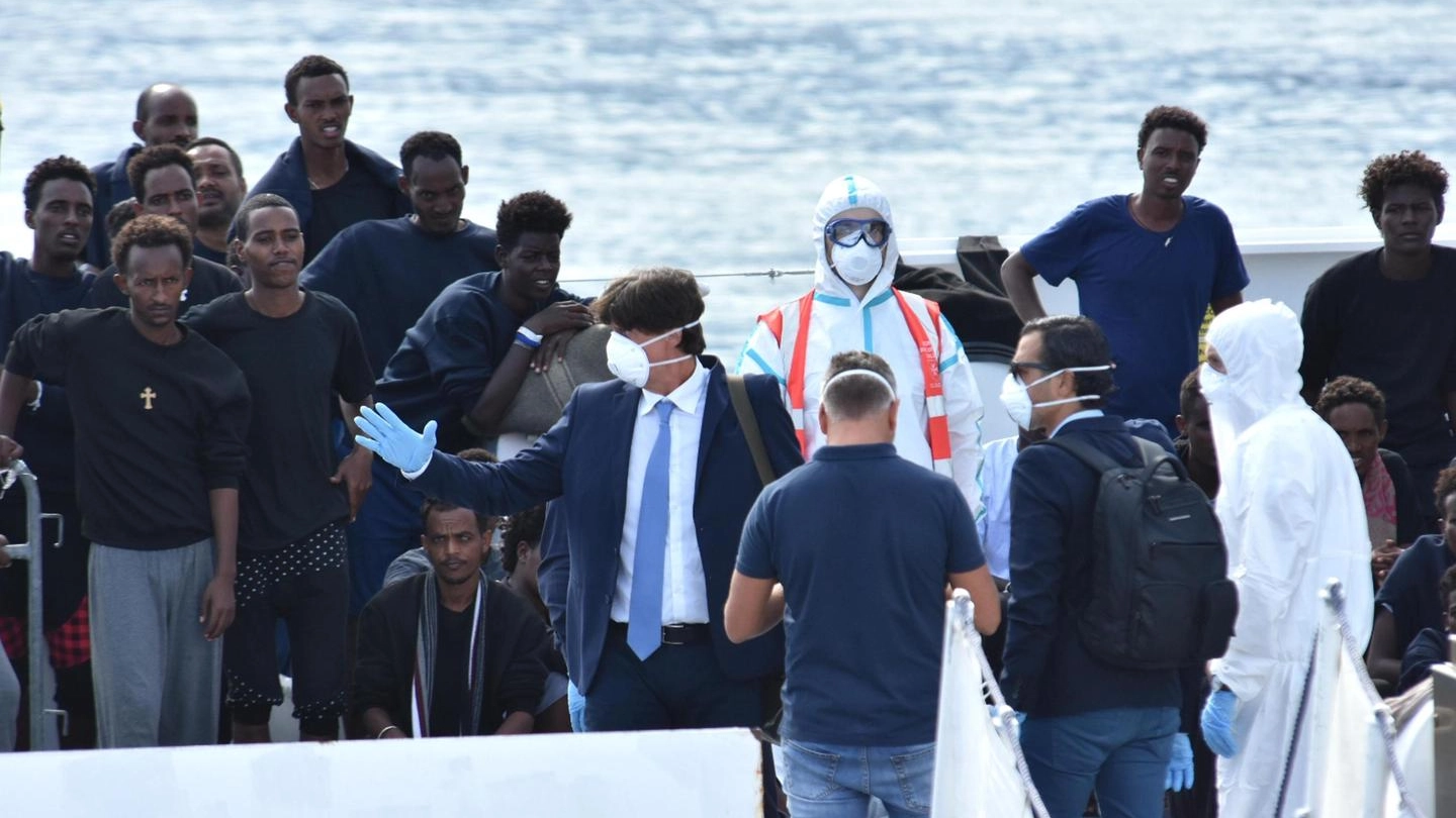Migranti sulla nave Diciotti (Ansa)
