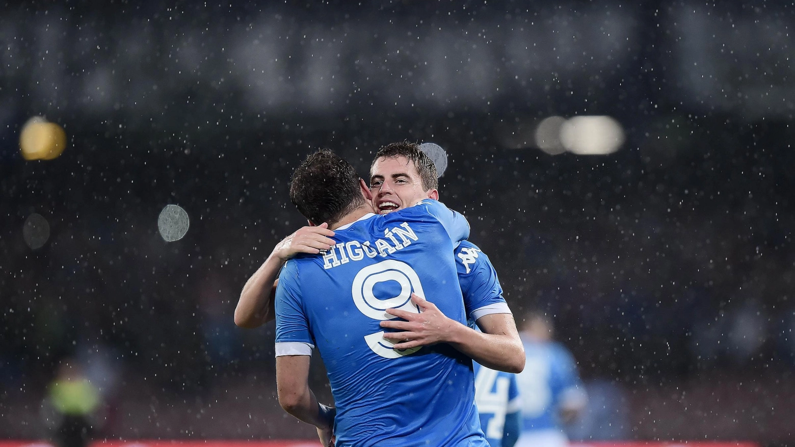 Higuain abbraccia un compagno dopo un gol al Frosinone (LaPresse)