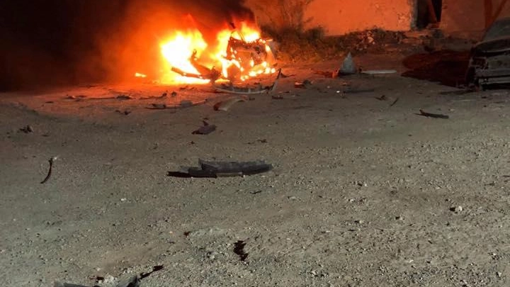 Bombe nella notte su Tripoli (Dire)