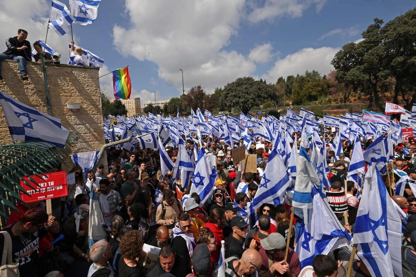 Manifestanti intorno al parlamento israeliano a Gerusalemme (Ansa)