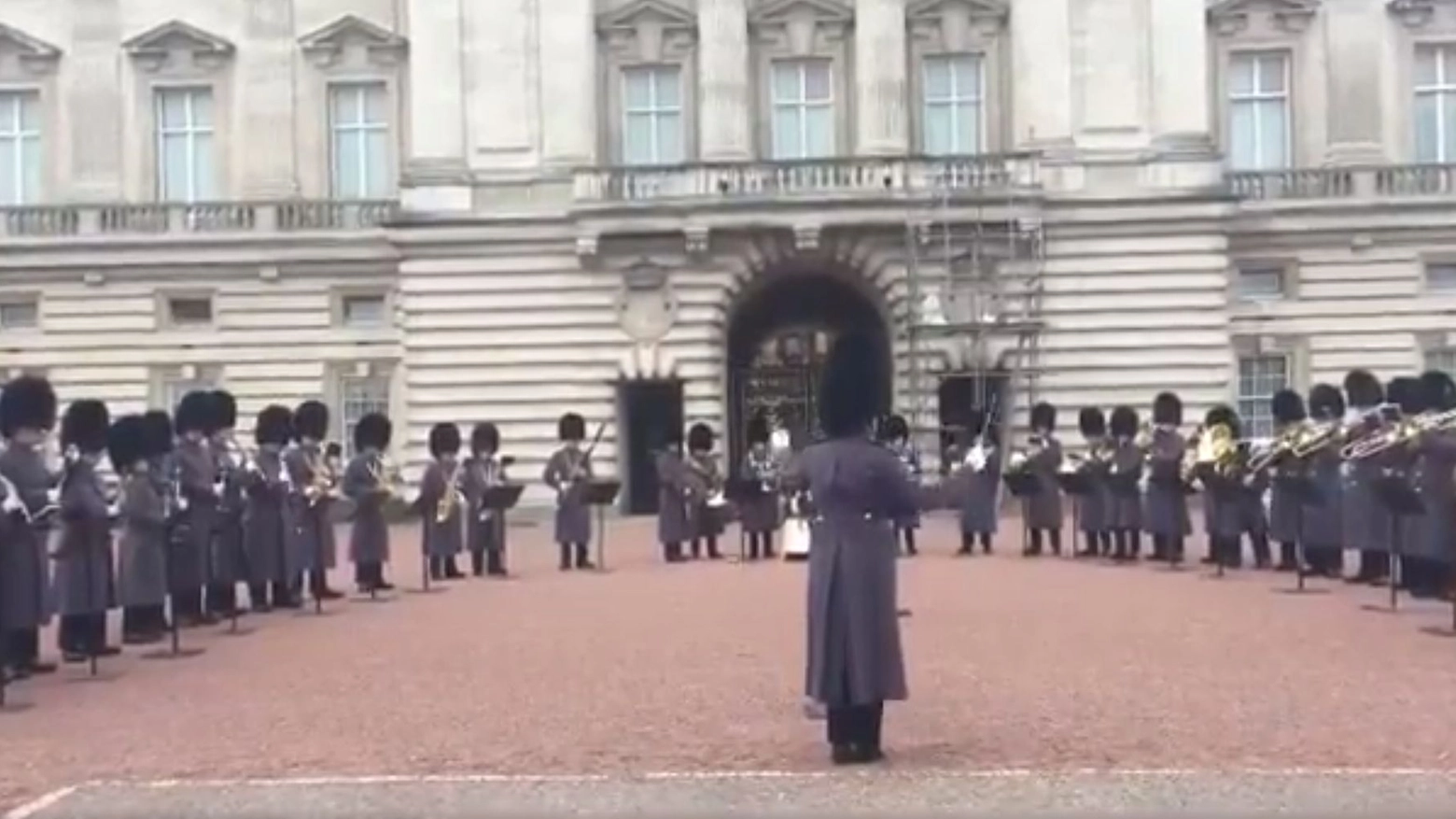 La Guardia Reale di Buckingham Palace suona Bohemian Rhapsody (Twitter)