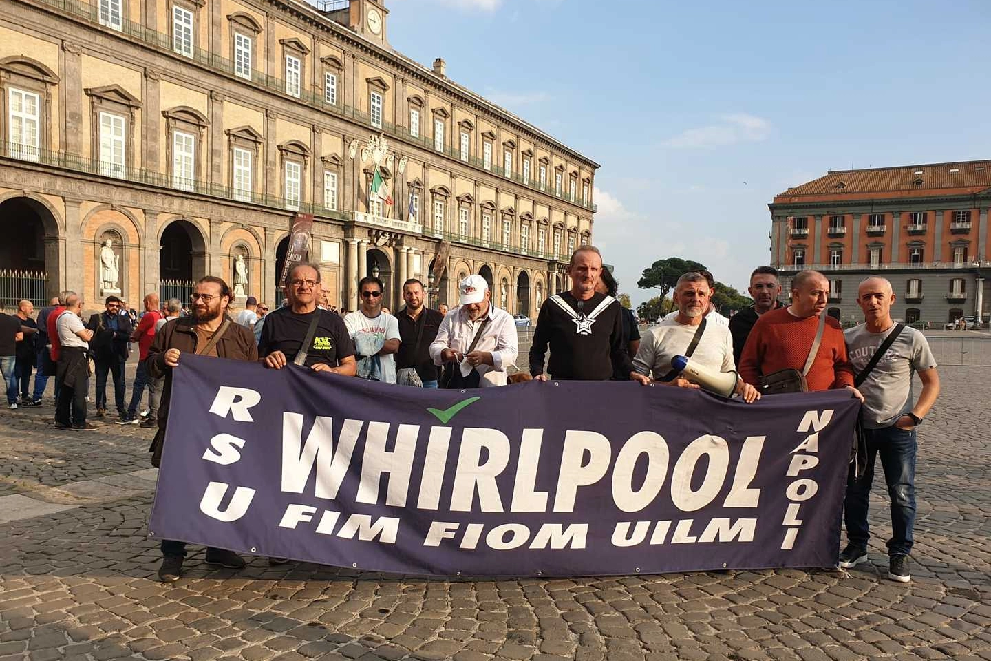 Una protesta degli ex lavoratori Whirlpool