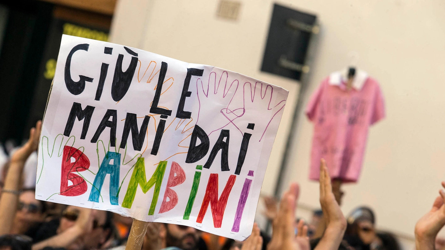 Un cartellone della protesta no-vax andata in scena a Roma (Imagoeconomia)