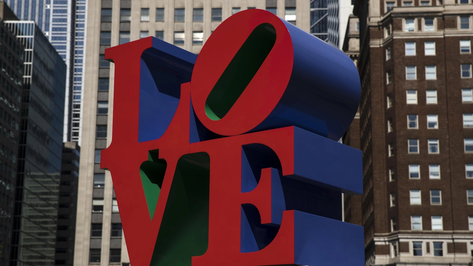 Una scultura della serie "Love" di Robert Indiana