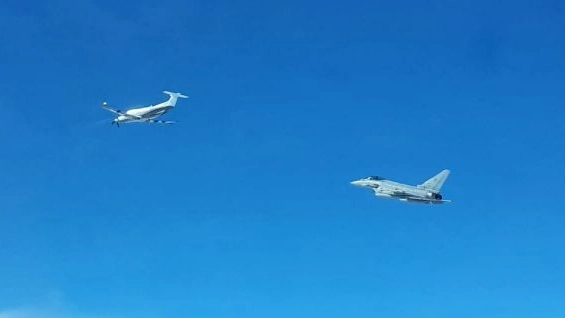Le immagini dell'Eurofighter in avvicinamento all'aereo olandese, tweet dell'Aeronautica
