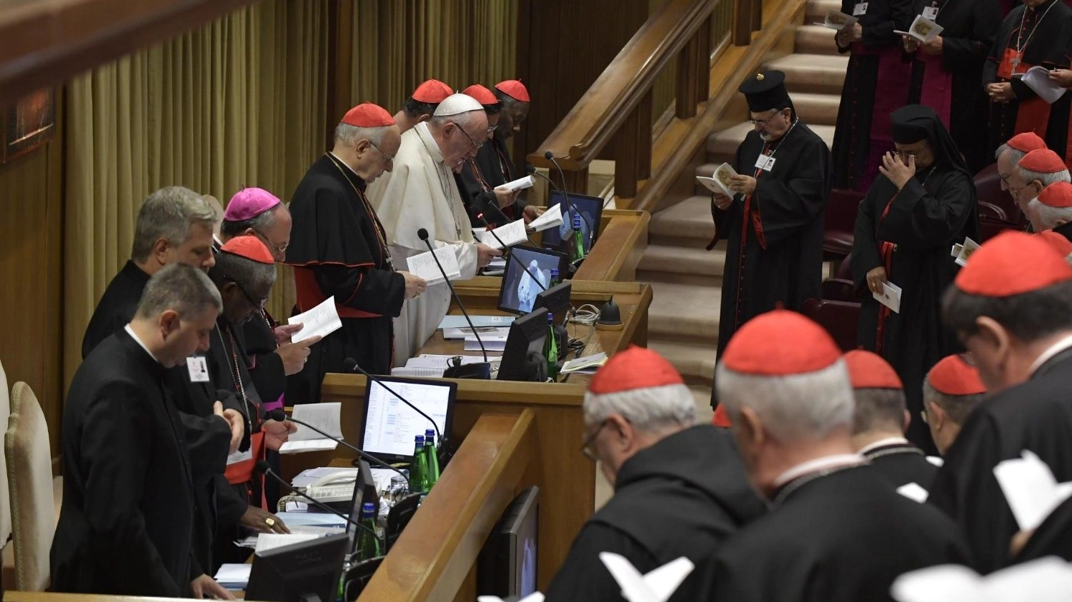 Papa Francesco assieme a vescovi e cardinali durante un’assemblea sinodale
