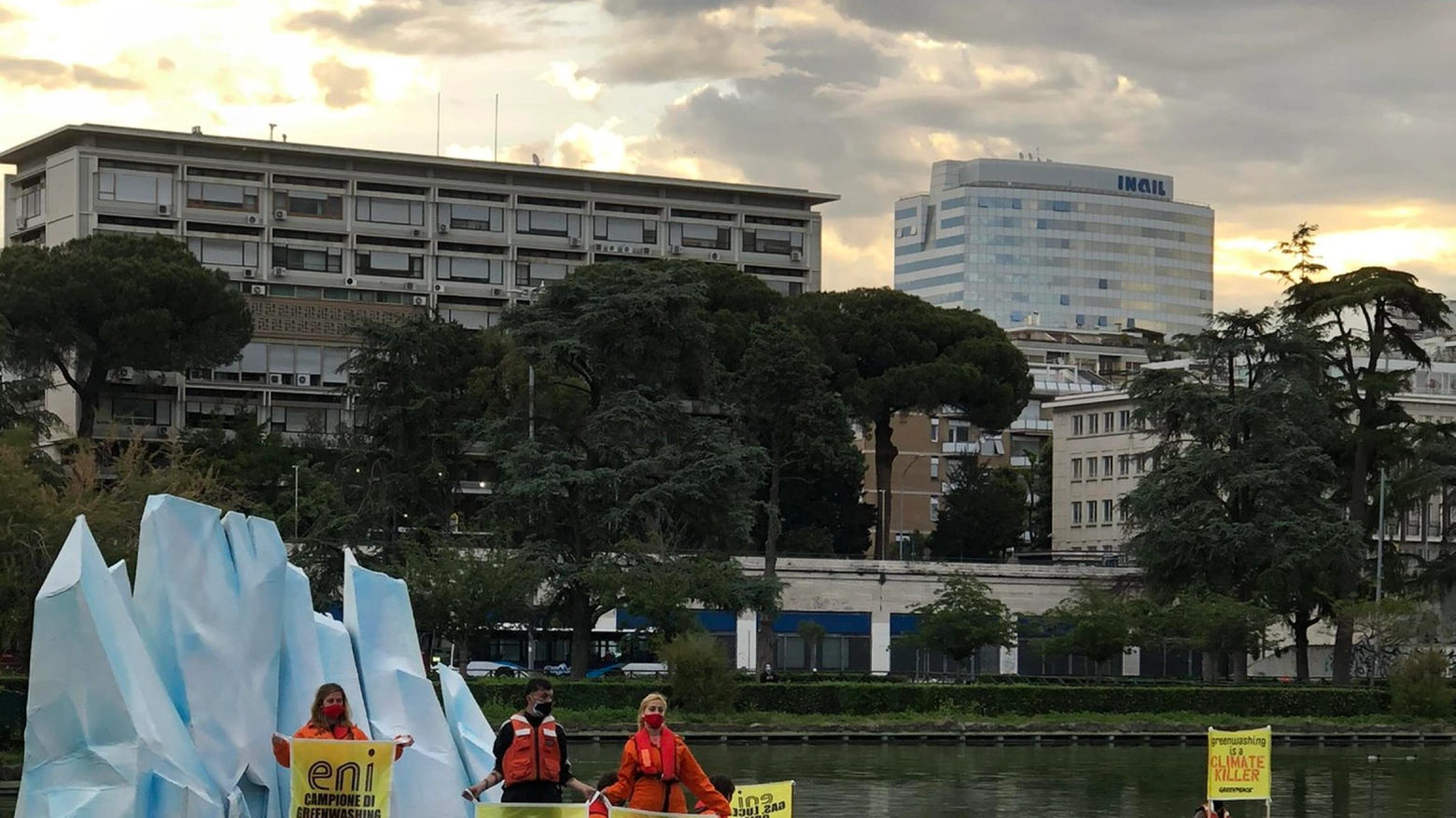 Roma, attivisti di Greenpeace scalano palazzo di fronte alla sede Eni