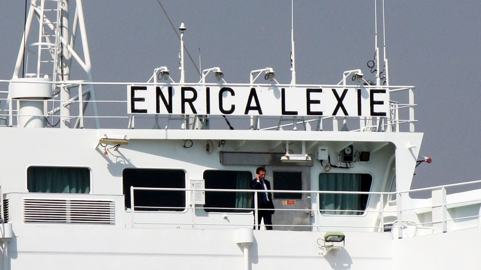 25 febbraio 2012, la petroliera Enrica Lexie, ancorata nel porto di Kochi dopo arresto marò (Ansa)