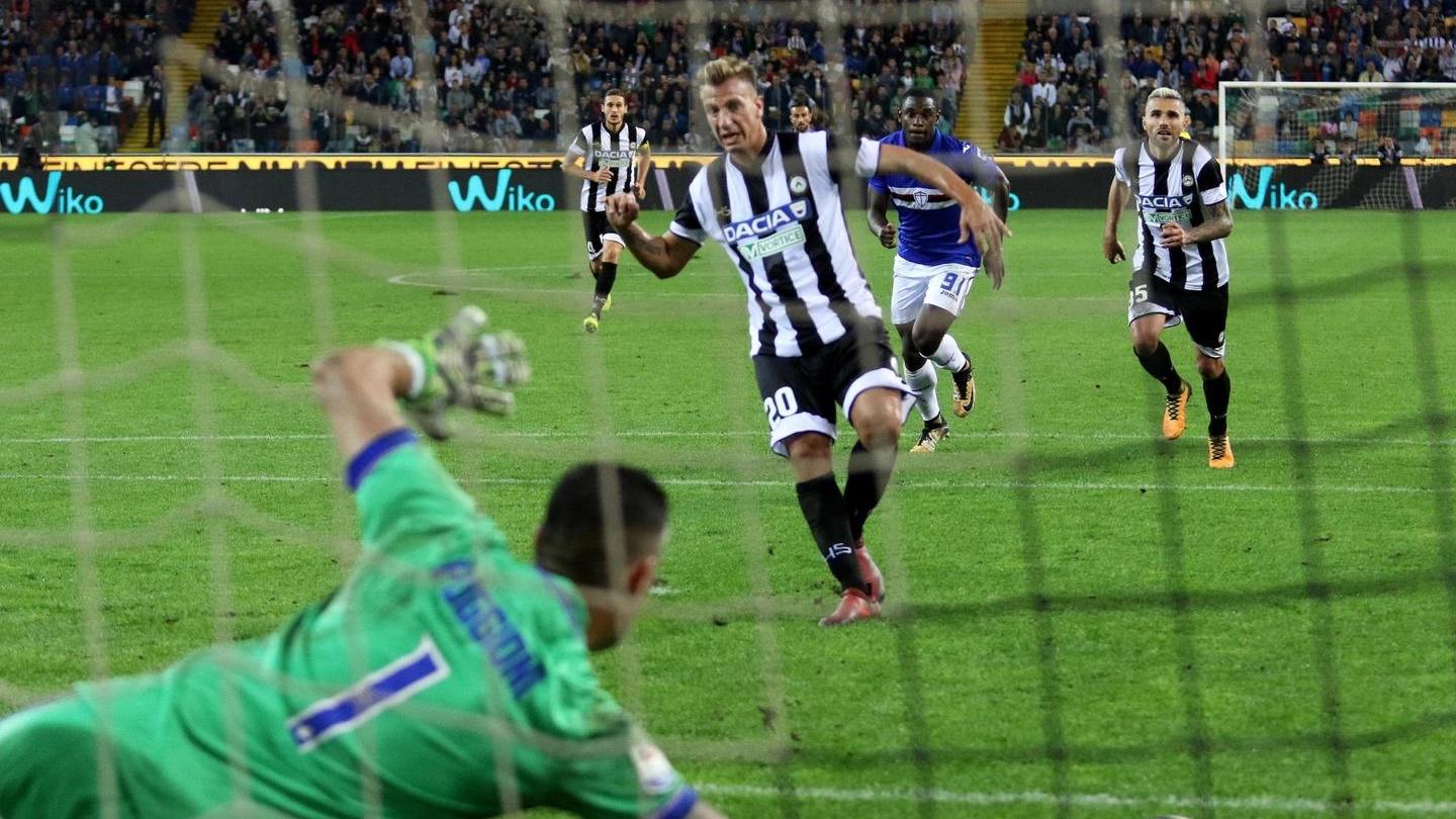 Udinese-Samp, il gol del 2-0 di Maxi Lopez (Ansa)