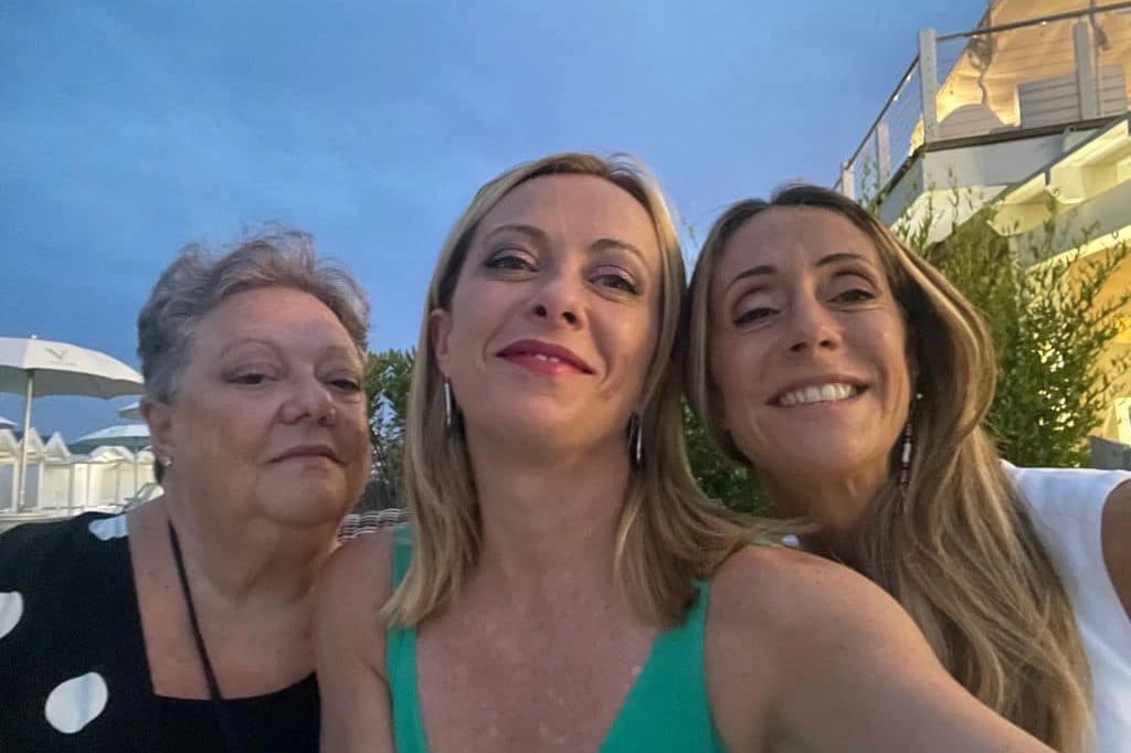 Giorgia Meloni con la mamma Anna e la sorella Arianna