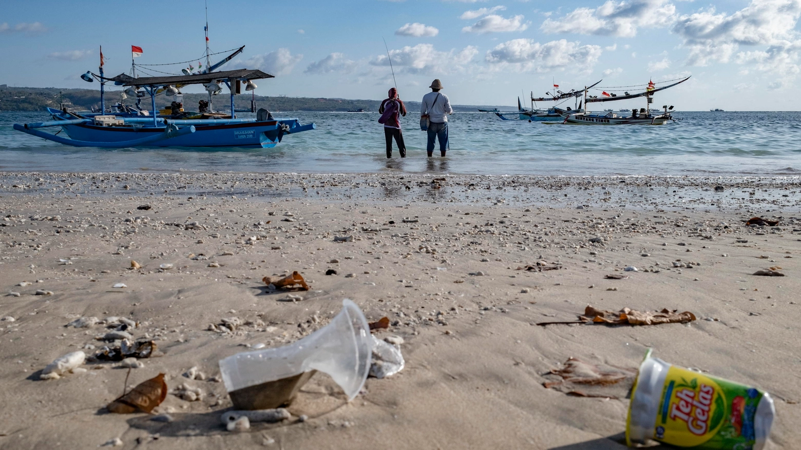 Volontari raccolgono rifiuti dalla spiaggia