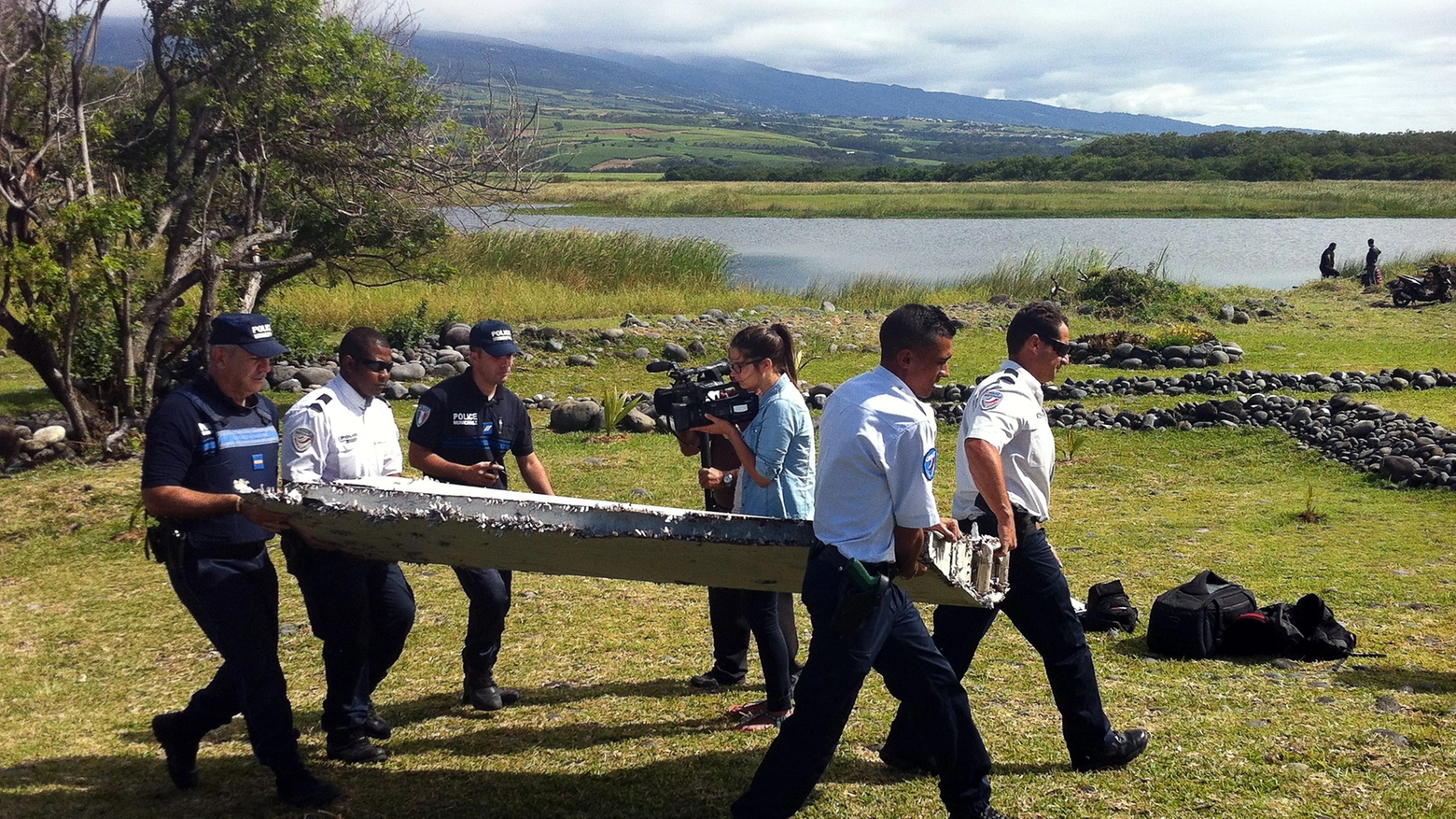 Il recupero dei detriti di un'aereo ancora non identificato rinvenuti al largo di La Reunion (Afp)