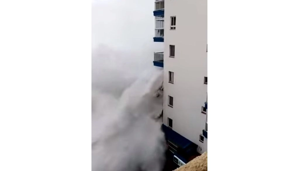 Tenerife, le onde distruggono i balconi di un'edificio (YouTube)