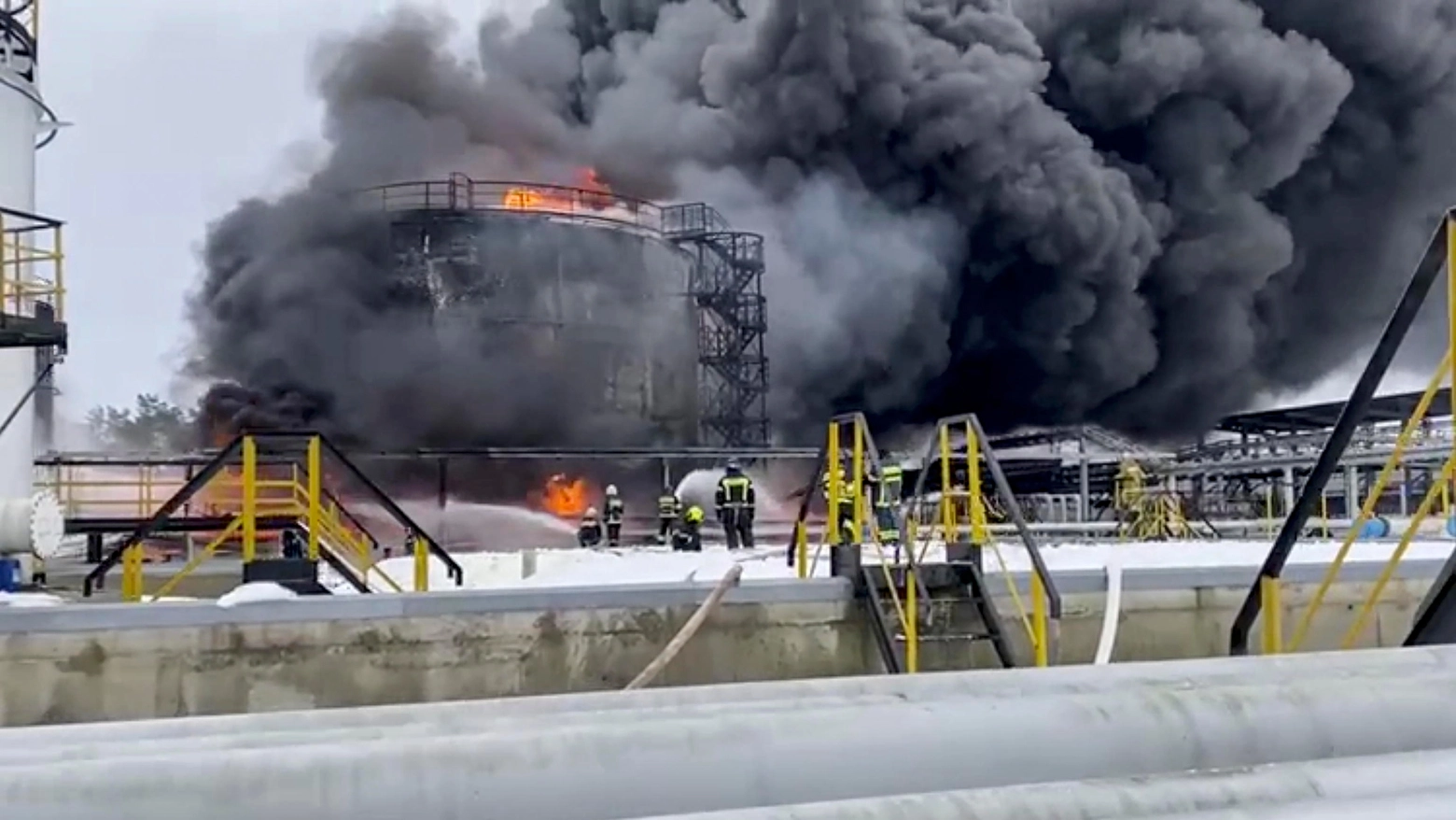 Russia, incendio nel deposito di petrolio (Ansa)