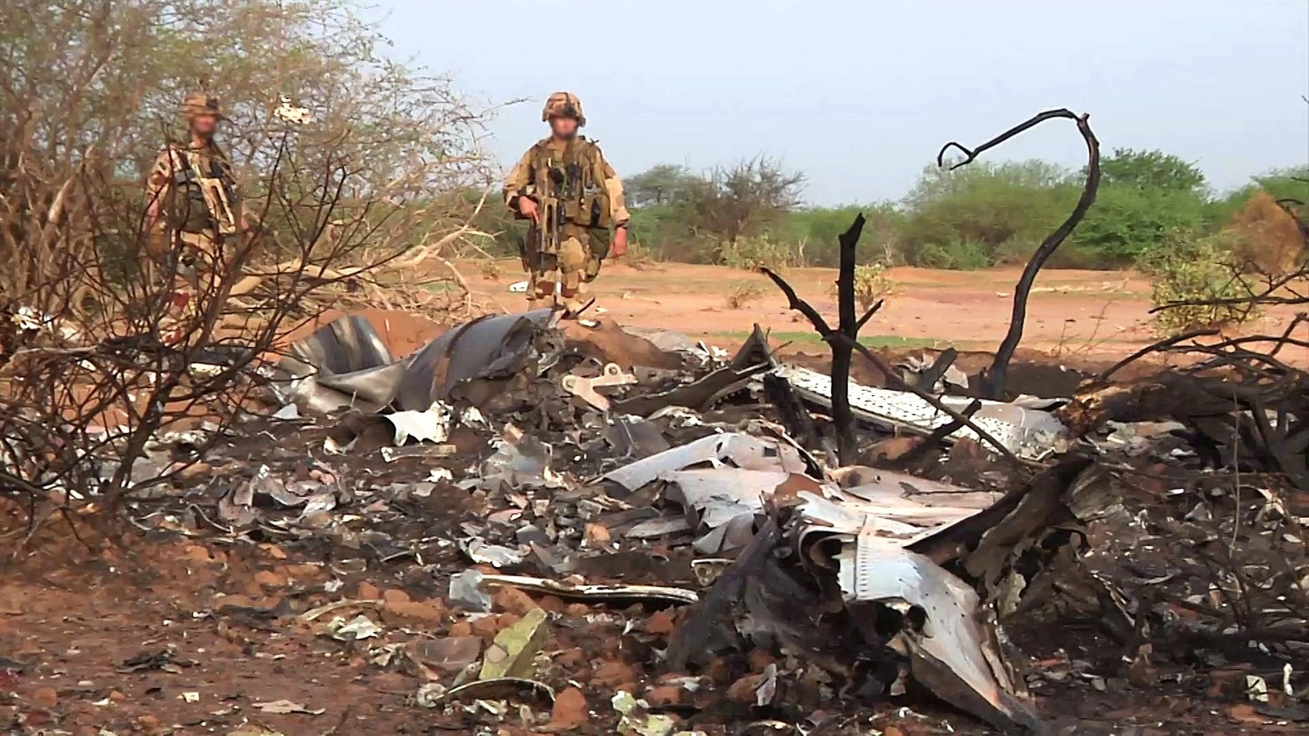 Militari francesi accanto ai rottami dell'aereo precipitato in Mali (Afp)
