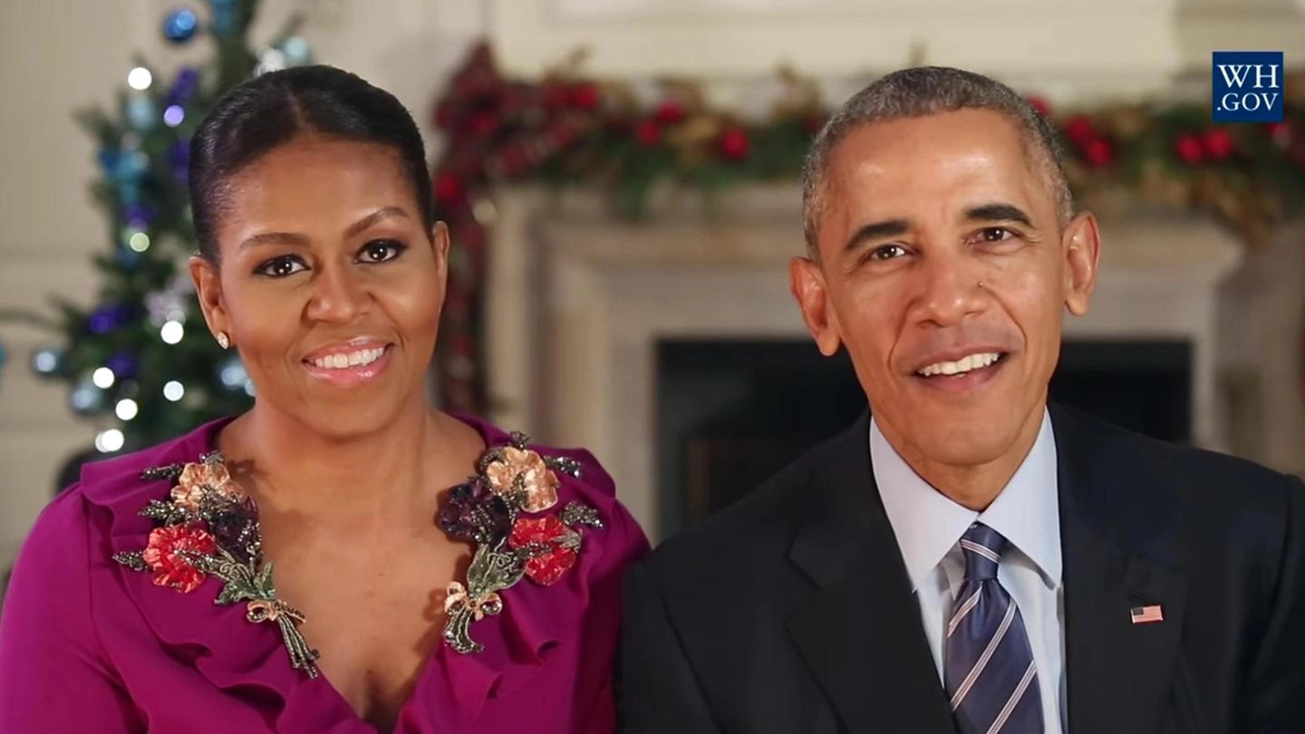 Michelle e Barack Obama nel video messaggio di Natale (Ansa)