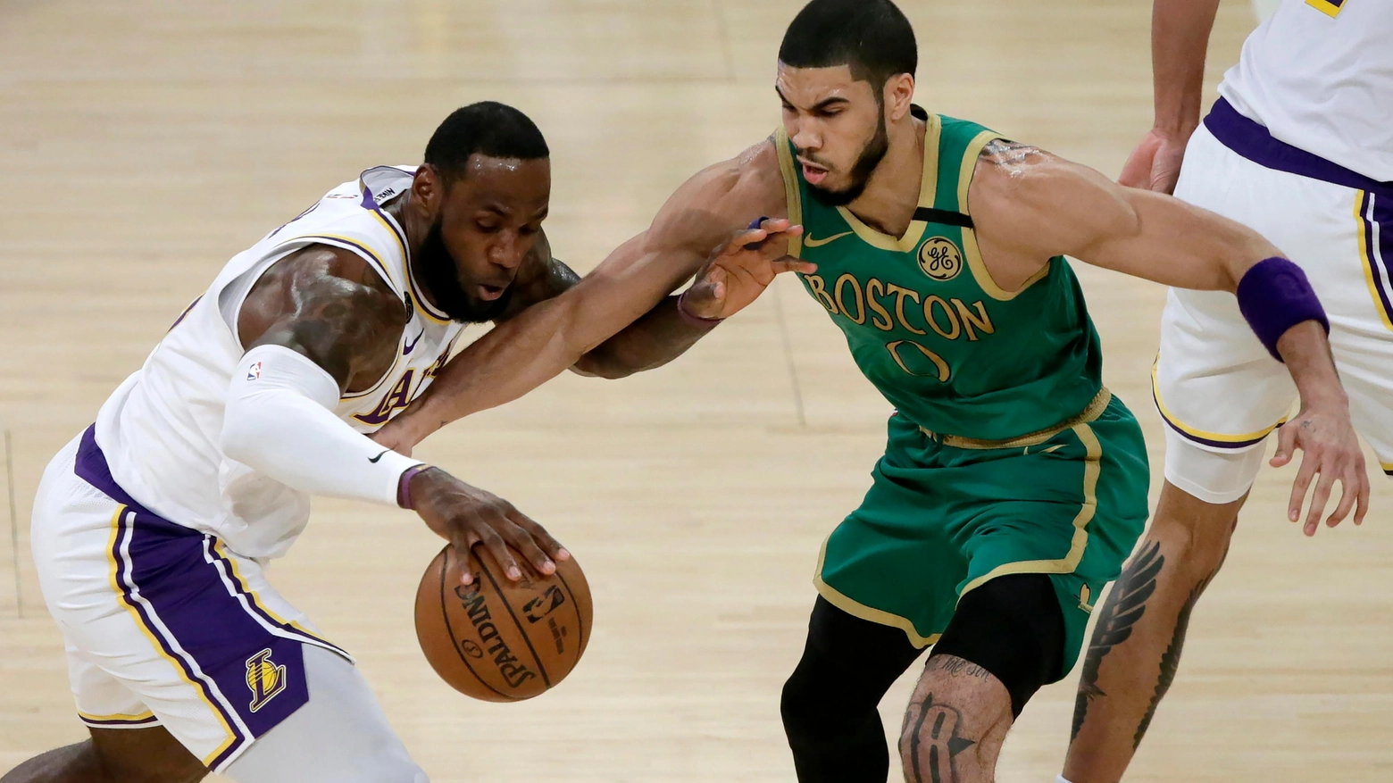 LeBron James (Los Angeles Lakers) affrontato da Jason Tatum (Boston Celtics) (Ansa)