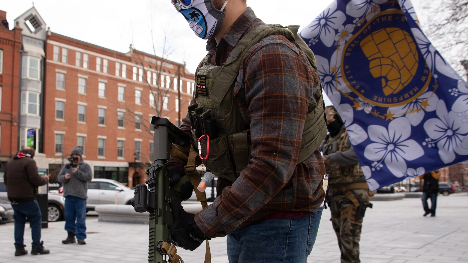 Un estremista del movimento di destra boogaloo boys con un fucile d'assalto AR 15 (Ansa)