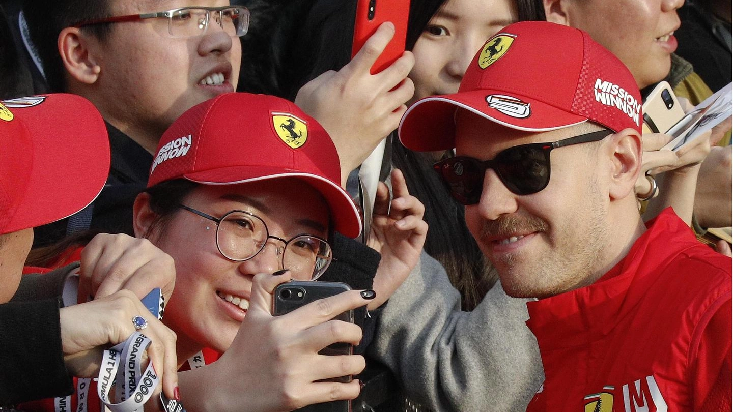 Selfie per Vettel in Cina (Ansa)