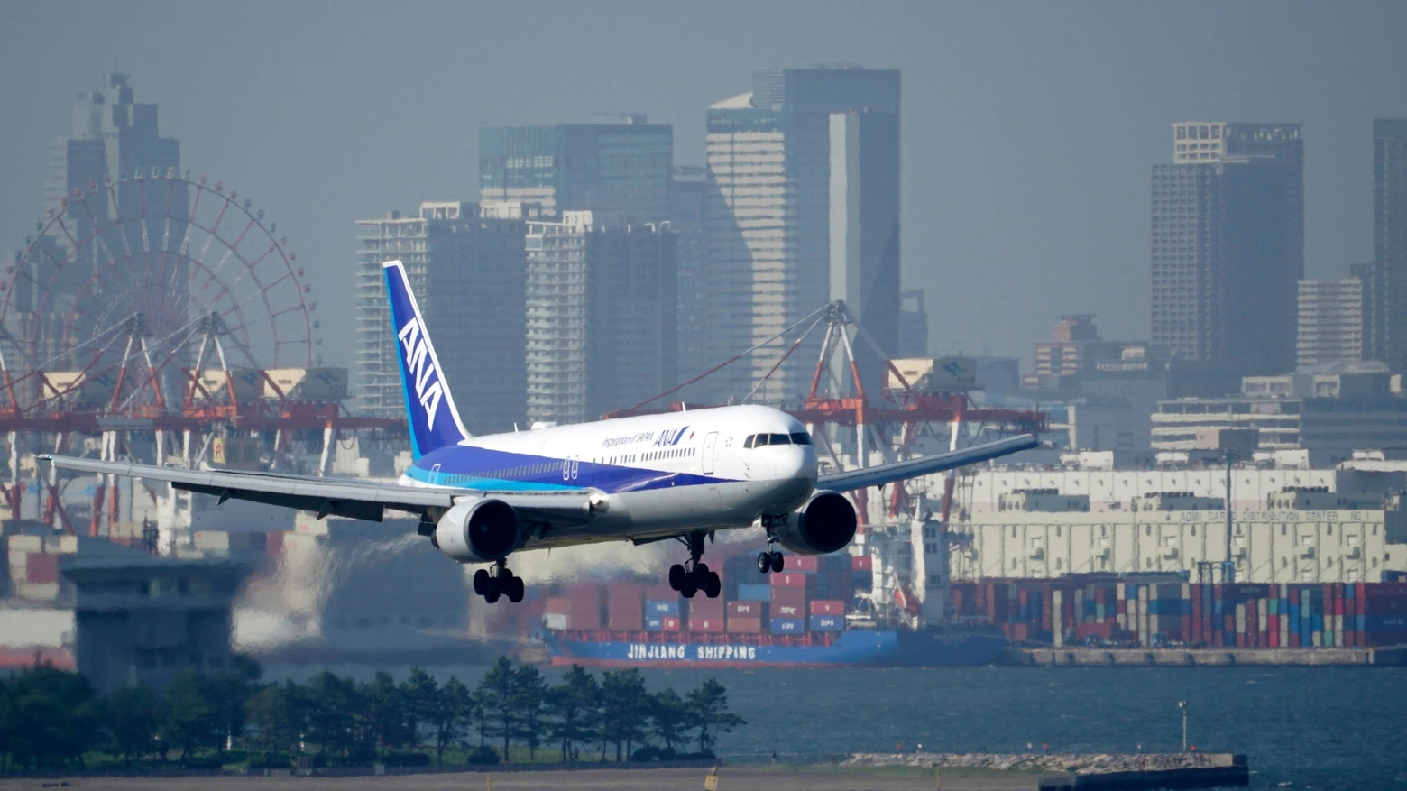 Un aereo della compagnia della All Nippon Airways impegnato in un atterraggio (Ansa)