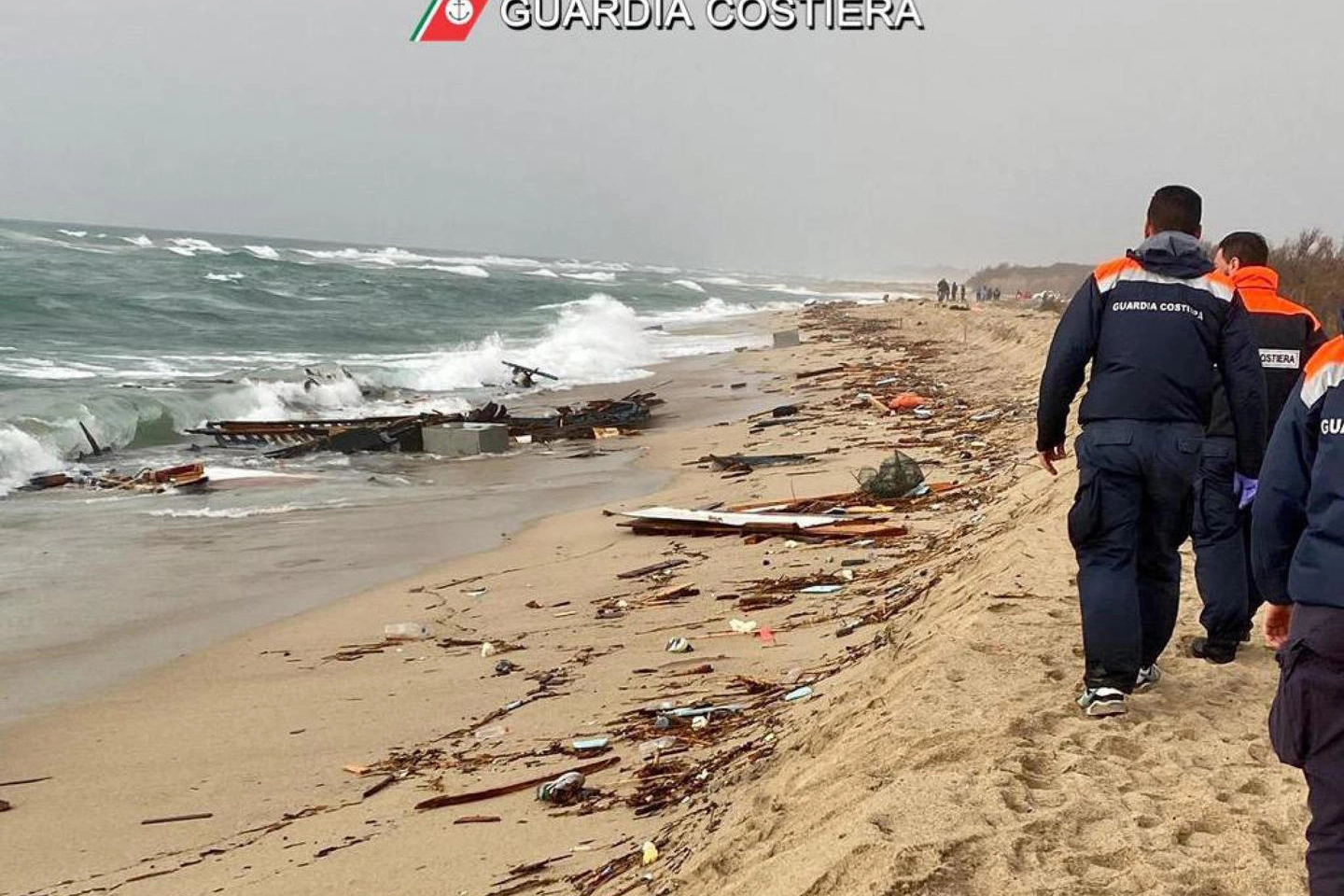 I soccorritori sulla spiaggia di Cutro (Ansa)