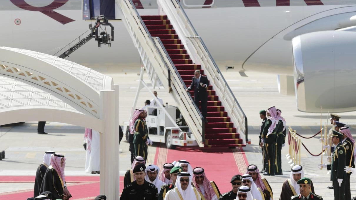 Re Salman dell’Arabia Saudita con l’emiro del Qatar Al-Thani in un incontro del 201