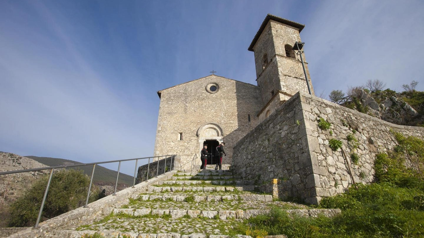Frosinone, suicida dopo accusa abusi: impiccato davanti a una chiesa (foto Ansa)