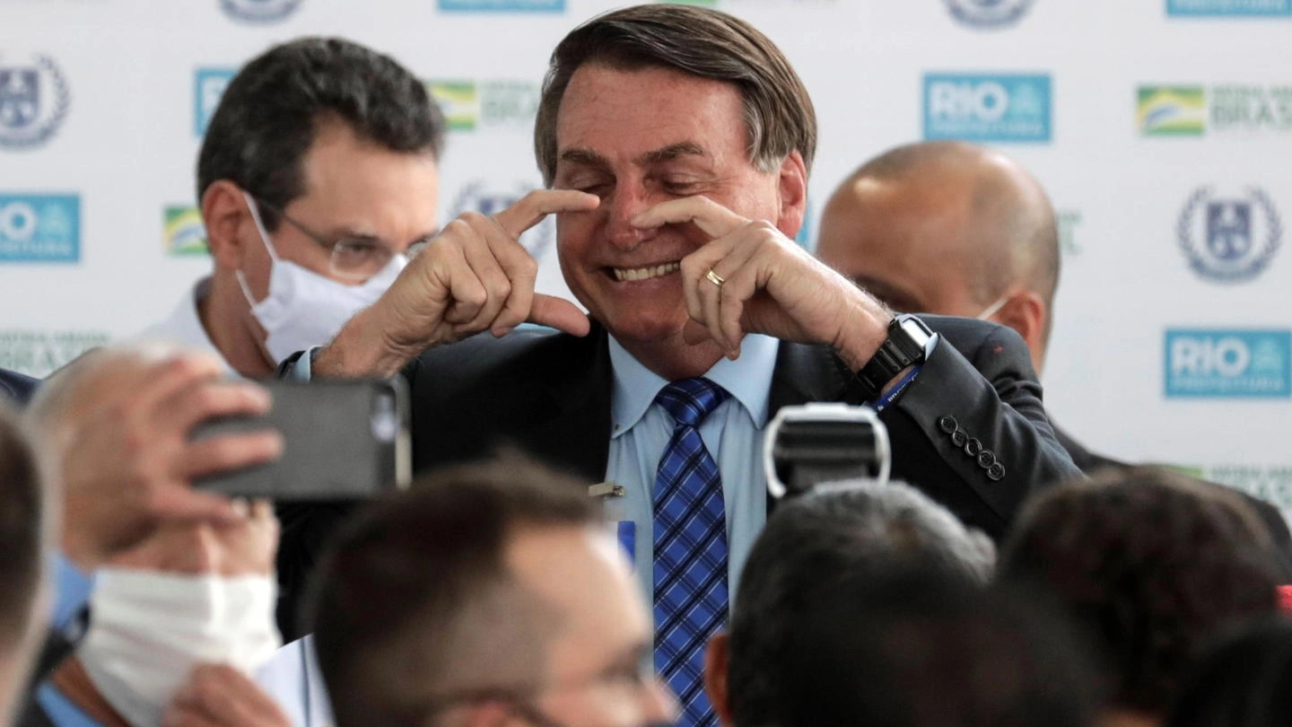 Bolsonaro: "La mascherina non serve a nulla" (Ansa)