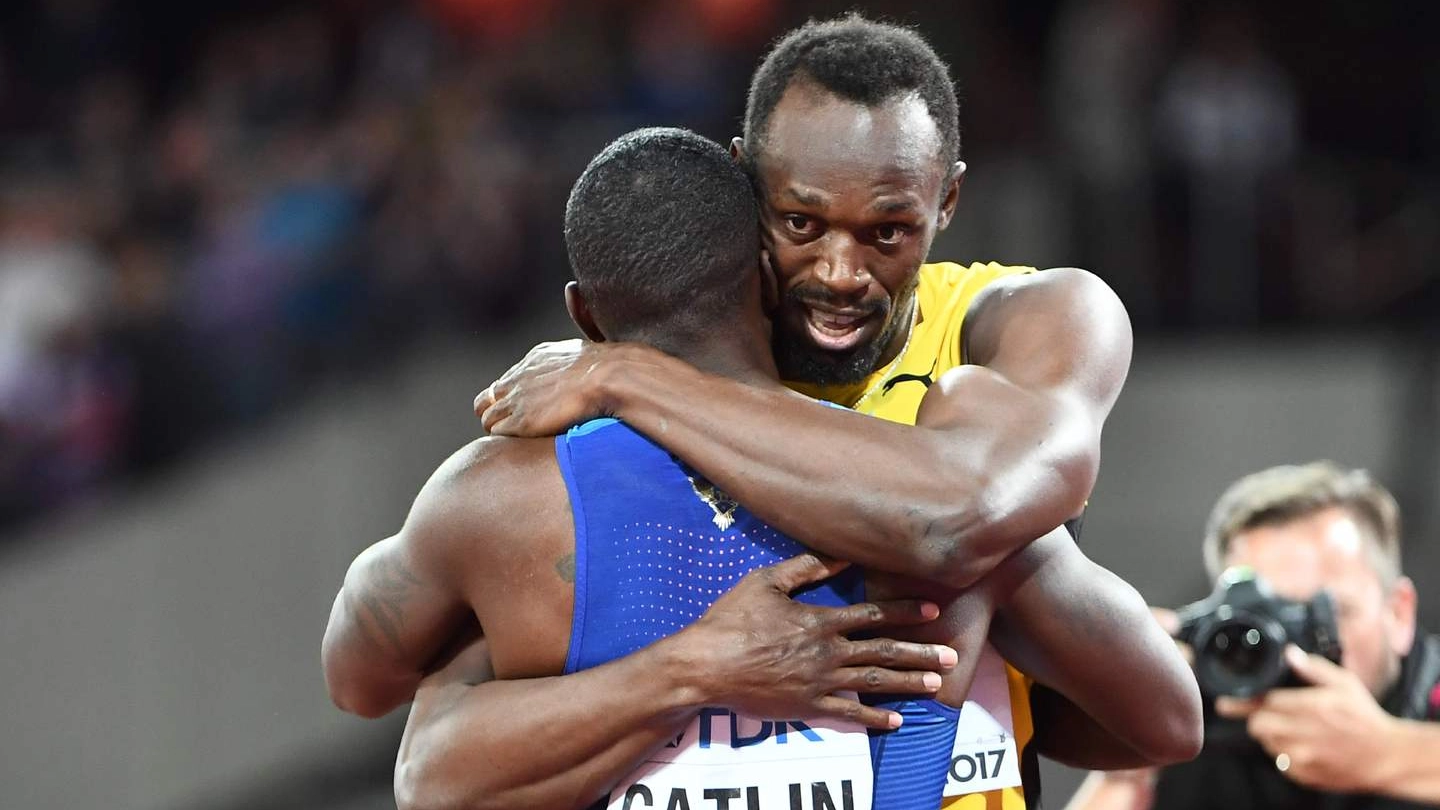 Usain Bolt abbraccia il vincitore dei 100 metri Justin Gatlin (Afp)