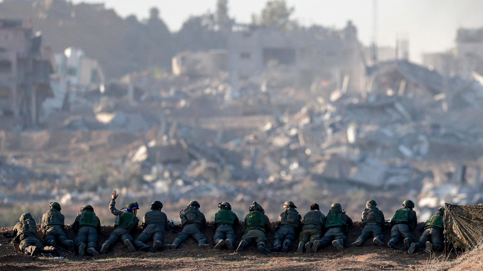 Soldati israeliani al confine con la Striscia di Gaza (Ansa)