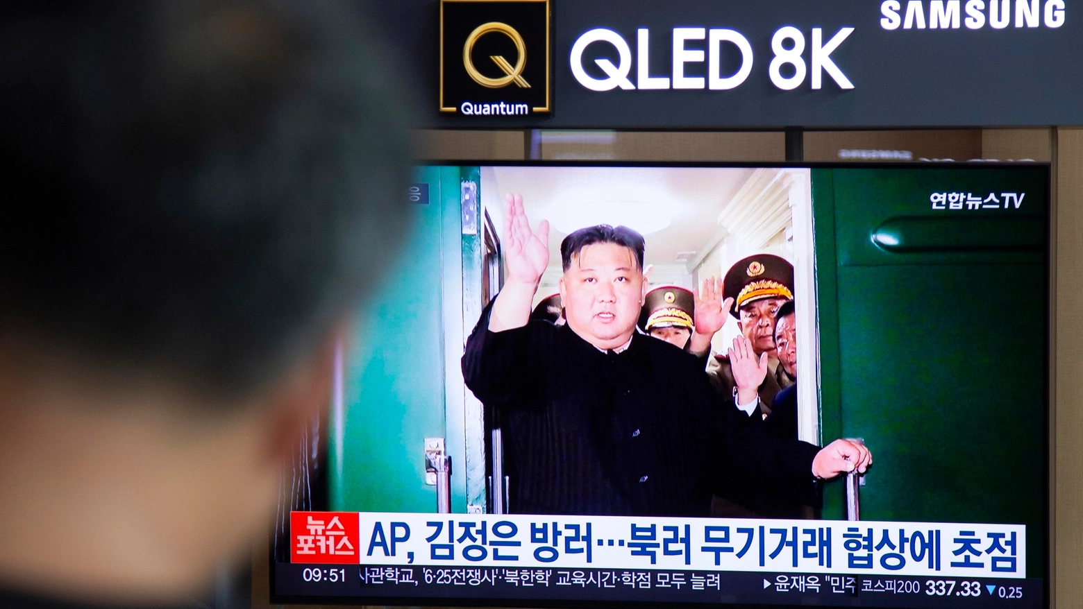 Una tv sudcoreana mostra le immagini della partenza di Kim Jon-un per la Russia (Ansa)