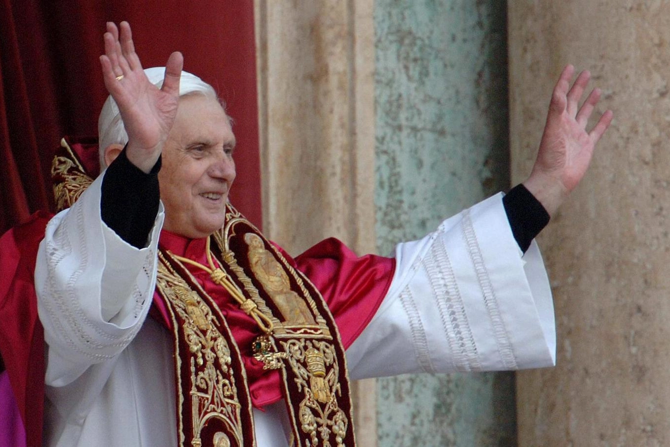 Papa Benedetto XVI il giorno della sua elezione (Ansa)