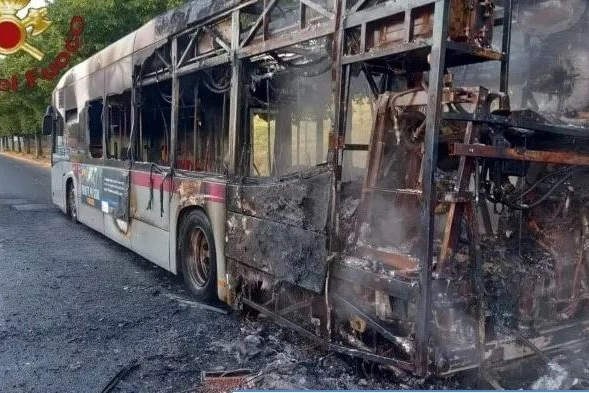 L'autobus distrutto dalle fiamme in via Tobagi