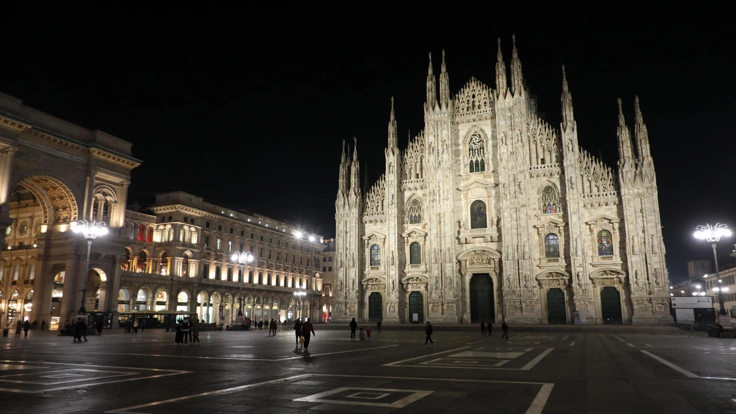Una veduta di piazza del Duomo a Milano (Ansa)