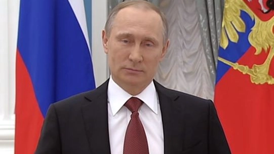 Vladimir Putin per la Festa della donna (da youtube)