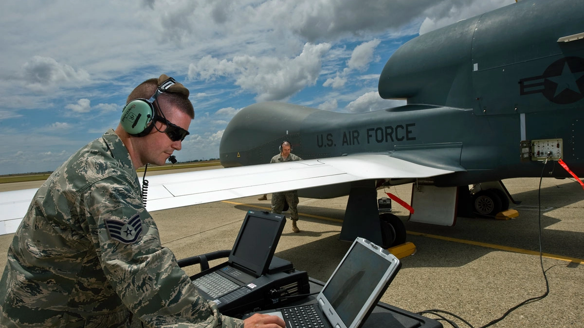 Un soldato americano mentre elabora le informazioni carpite da un GlobalHawk
