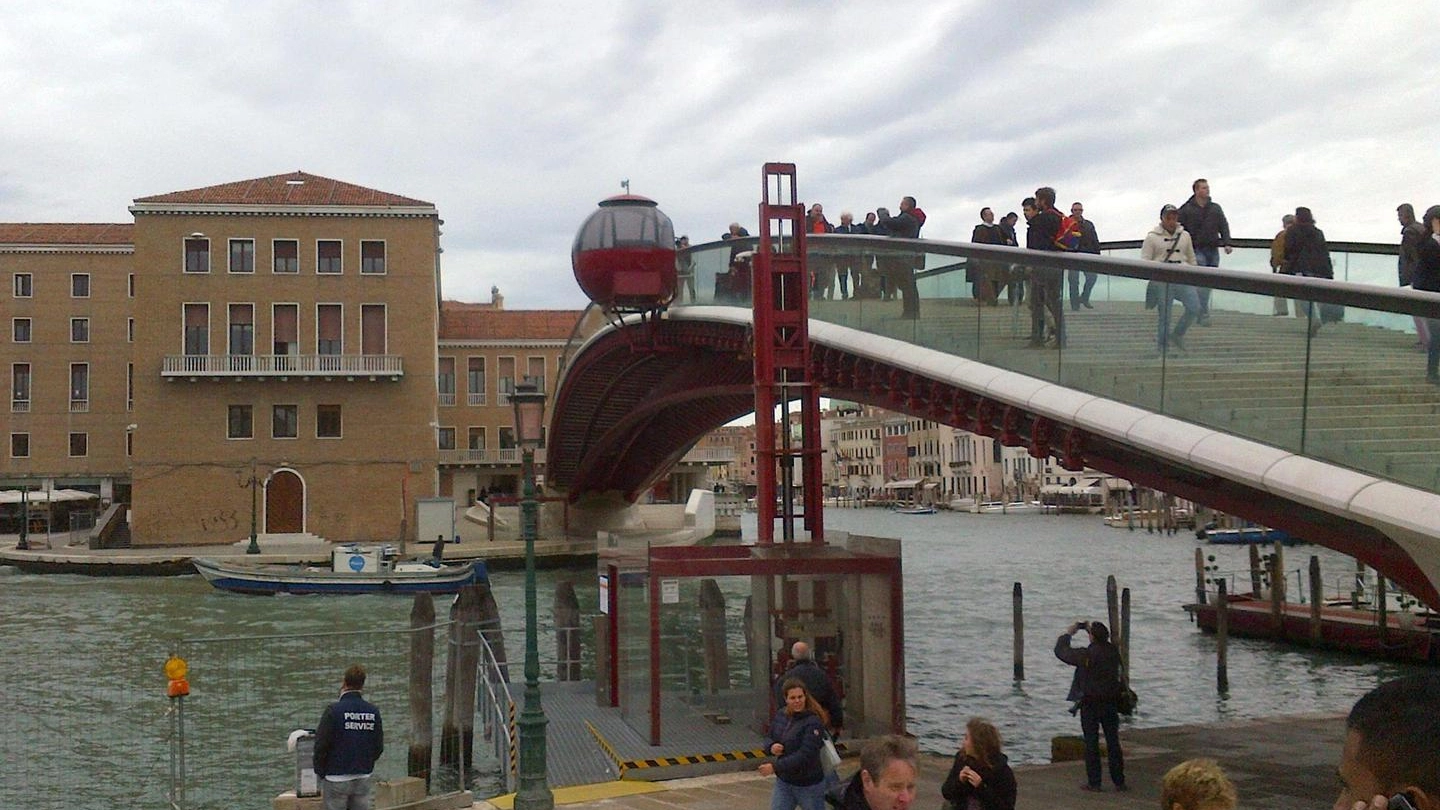Venezia, il ponte di Calatrava. Qui potrebbe essere istallato il conta-turisti (Ansa)